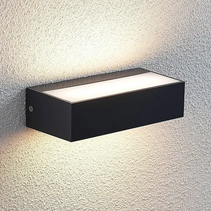 Lindby Außenwandleuchte Nienke - schwarz, schwarz, IP65 - Rechteckige schwarze Wandleuchte an einer texturierten Wand, die nach oben und unten leuchtet.