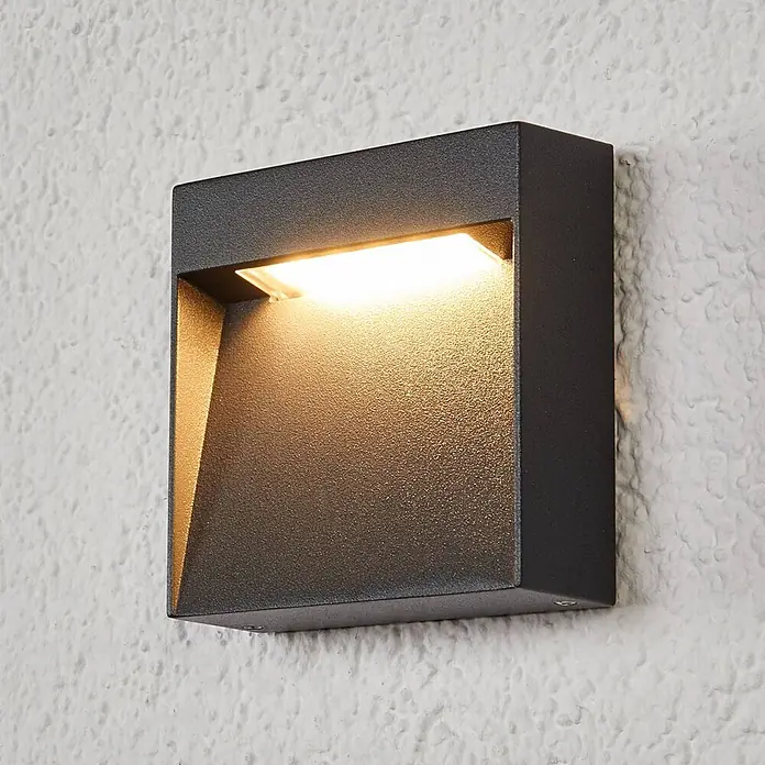 Lucande Außenwandleuchte Dijora - 3,1 x 9,5 x 9,5 cm, schwarz, IP65 - Quadratische, dunkelgraue Außenwandleuchte mit strukturierter Oberfläche, strahlt warmweißes Licht nach unten ab.