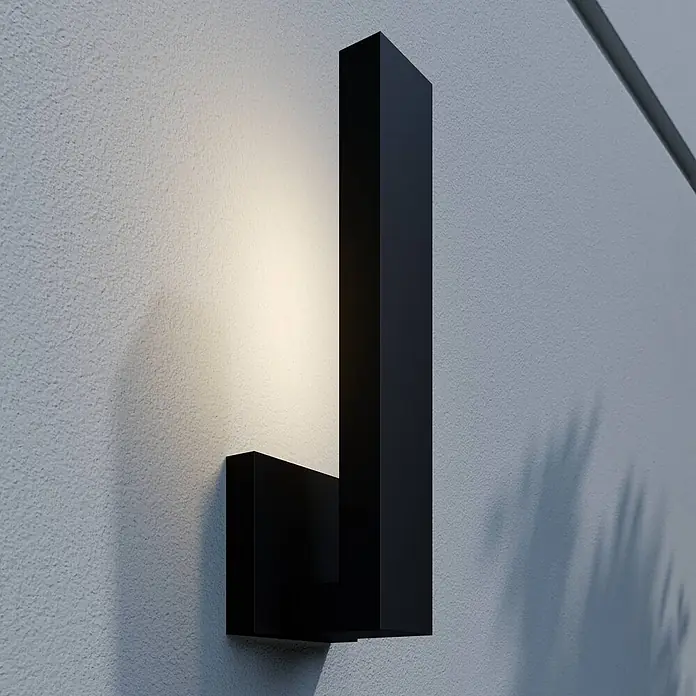 Lindby Außenwandleuchte Isadore - schwarz, schwarz, IP44 - Schwarze, L-förmige Wandleuchte, die eine strukturierte Wand beleuchtet.
