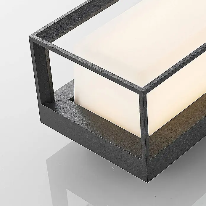 Arcchio Außenwandleuchte Ismera - schwarz, schwarz, IP65 - Rechteckige Außenleuchte mit schwarzem, texturiertem Metallrahmen und milchweißem Diffusor.