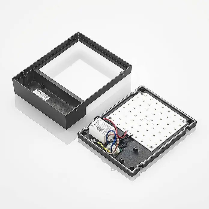 Lindby Außenwandleuchte Vanira - schwarz, IP54 - Geöffnete schwarze LED-Außenleuchte mit sichtbarer LED-Platine, Treiber und Verkabelung.