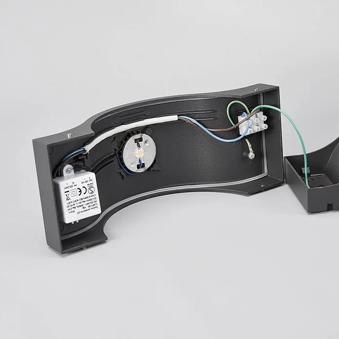 Lucande Außenwandleuchte Jace - schwarz, schwarz, IP54 - Graue LED-Wandleuchte geöffnet, zeigt interne Verkabelung, LED-Treiber und LED-Chip.