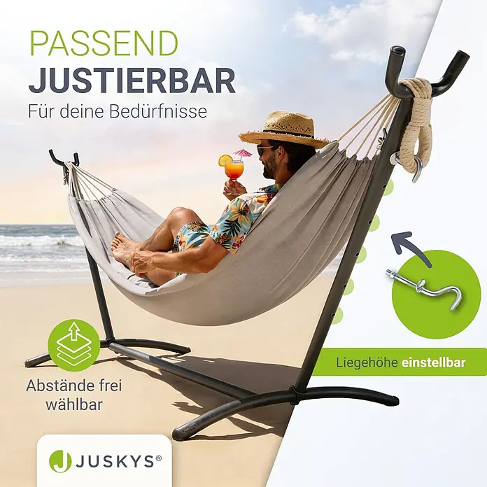 Juskys Hängematten-Set Paya - L x B x H: 279 x 109 x 101 cm, Hellgrau - Mann entspannt in grauer Hängematte mit schwarzem Metallgestell am Strand, verstellbare Höhe und Abstände.