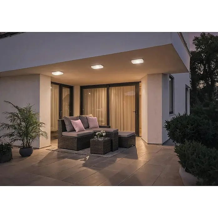 Hama LED-Deckenleuchte Matter WLAN RGBW - L x B x H: 22 x 22 x 5 cm - Drei rechteckige weiße Deckenleuchten beleuchten einen modernen Terrassen-Sitzbereich im Freien.