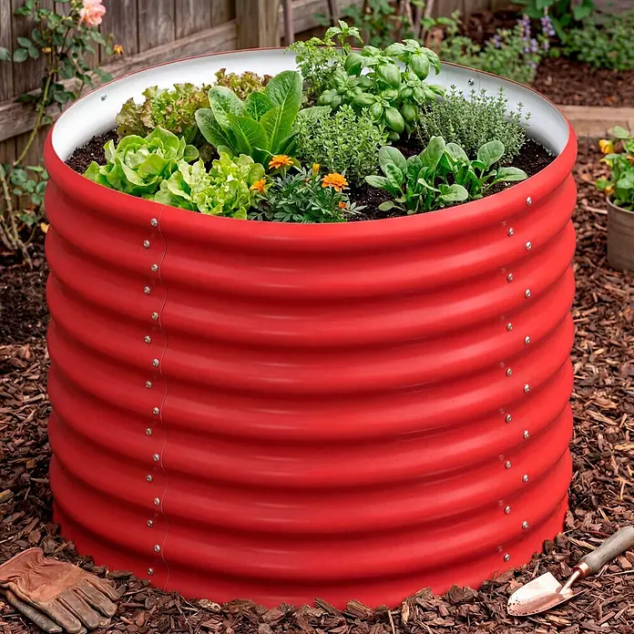 Vitavia Hochbeet Terra 630 - 82 x 82 x 63 cm, Zincalume®, Rubin - Rundes rotes Wellblech-Hochbeet, gefüllt mit grünem Salat, Kräutern und orangen Blumen, auf Rindenmulch.