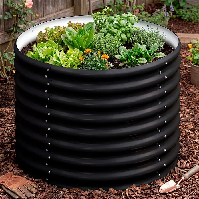 Vitavia Hochbeet Terra 630 - 82 x 82 x 63 cm, Zincalume®, Schwarz - Schwarzes Hochbeet aus Wellblech, gefüllt mit verschiedenen Kräutern und Gemüse.