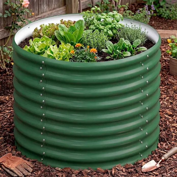 Vitavia Hochbeet Terra 630 - 82 x 82 x 63 cm, Zincalume®, Seegras - Rundes, gewelltes grünes Hochbeet mit Kräutern und Salat, in einem gemulchten Garten.