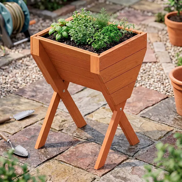 Dobar Hochbeet - L x B x H: 39 x 40 x 61 cm, Holz, Braun - Braunes Hochbeet aus Holz, gefüllt mit verschiedenen Kräutern und Tomatenpflanze, auf gepflasterter Terrasse im Garten.