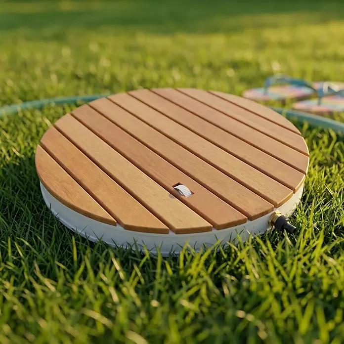 Interpromo Bodendusche Niagara - Ø x H: 70,4 x 7,5 cm, Holz - Runde Outdoor-Duschbasis mit Holzlamellen und weißem Rand, mit Schlauchanschluss.