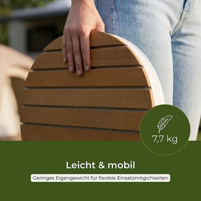 Interpromo Bodendusche Niagara - Ø x H: 70,4 x 7,5 cm, Holz - Person hält ein hellbraunes, lamellenförmiges Möbelstück mit weißem Rahmen, das seine Tragbarkeit und 7,7 kg Gewicht hervorhebt.