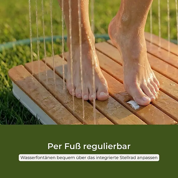 Interpromo Bodendusche Niagara - Holz - Fuß auf Holz-Außenduschmatte mit Fußsteuerung, die Wasserstrahlen aktiviert.