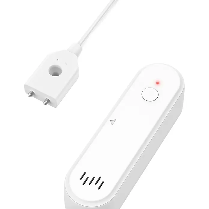 Hama Wassermelder 00176668 Zigbee 80dB -  - Weißes, rechteckiges Elektronikgerät mit roter Anzeigeleuchte und Taste, über ein Kabel mit einem kleinen weißen Lade- oder Sensormodul mit zwei Stiften verbunden.