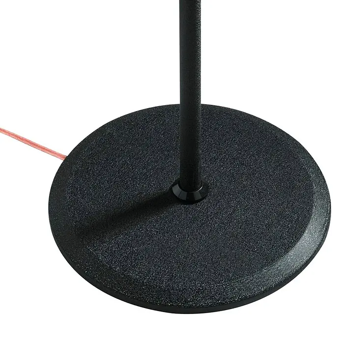 Hama Standfuß 00220882 Lautsprecherständer höhenverstellbar mit Kabelführung - Schwarz - Schwarzer, runder, texturierter Standfuß mit vertikaler Stange und dünnem roten Kabel.