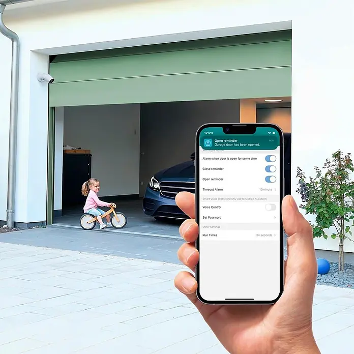 Hama Smartphone-Garagentoröffner 00176680 WLAN mit Sensor Steuerung per App/Sprachbefehl - Schwarz - Hand hält Smartphone mit Garagentor-App für Erinnerungen und Alarme vor offener Garage.