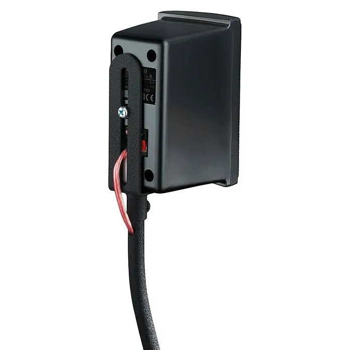 Hama Standfuß 00220882 Lautsprecherständer höhenverstellbar mit Kabelführung - Schwarz - Schwarzes, rechteckiges Elektronikgerät an Halterung, mit rotem Draht und schwarzem Kabel unten verbunden.