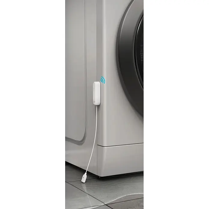 Hama Wassermelder 00176668 Zigbee 80dB -  - Weißes Smart-Gerät an einer Waschmaschine, per Kabel verbunden, mit blauen Signalsymbolen.
