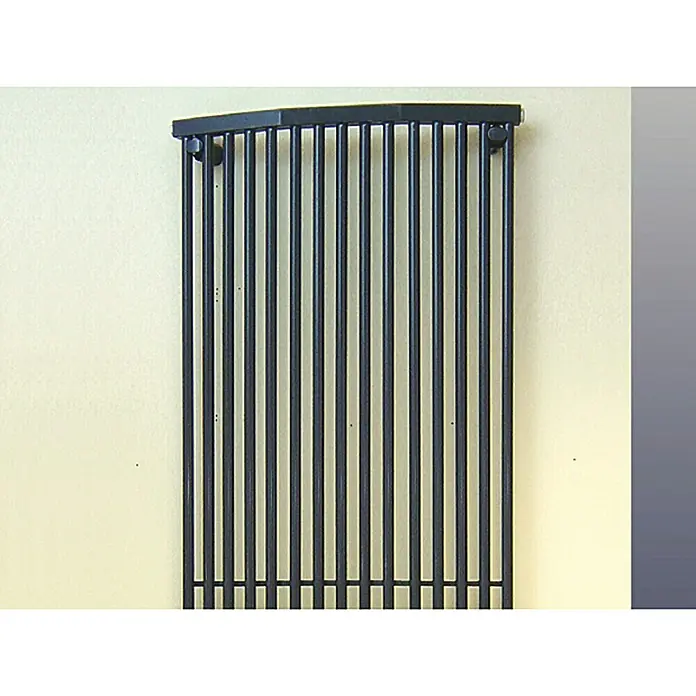 Admiral Designheizkörper Wien - B x H: 600 x 1.600 mm, Anthrazit - Eine Nahaufnahme eines schwarzen Heizkörpers, der an einer hellen Wand befestigt ist. Das schlanke Design ist ein Blickfang.