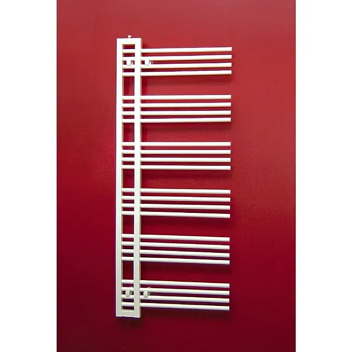 Admiral Designheizkörper Rio - B x H: 600 x 1.450 mm, Wärmeleistung bei Vorlauftemperatur von 75 °C (D: 50): 577 W - Weißer Handtuchwärmer an einer roten Wand. Das Design ist modern und minimalistisch mit horizontalen Heizstäben.