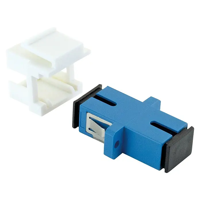 Schwaiger Netzwerk-Stecker Glasfaser Keystone-Adapter SC-Simplex - Weiß - Blauer SC-Lichtwellenleiteradapter und eine weiße Kunststoff-Steckerhalterung.