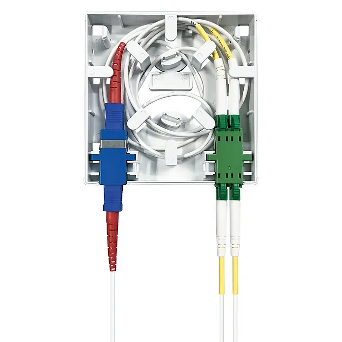 Schwaiger Schutzgehäuse für Glasfaseranschlüsse - Weiß - Weiße Glasfaser-Abschlussbox mit internem Kabelmanagement, bestückt mit blauem SC- und grünem Duplex-LC-Stecker.