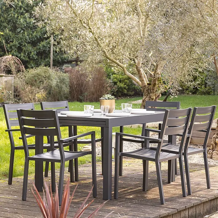 Happy Garden Gartentisch-Set VENEZIA - Gesamtumfang: 11 -tlg., Aluminium - Dunkelgraue Metall-Gartensitzgruppe mit sechs Stühlen auf einer Holzterrasse im Garten, bereit zur Nutzung.