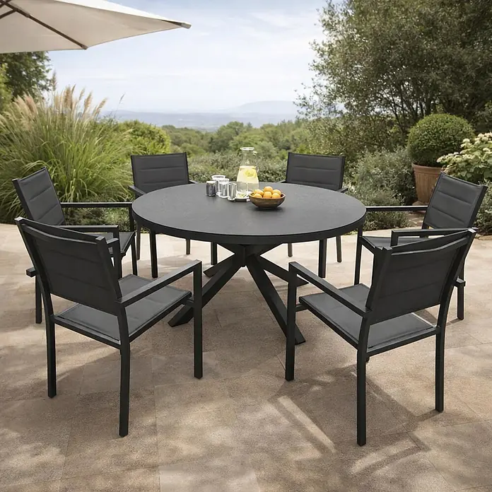 Happy Garden Gartentisch-Set GIALOVA - Gesamtumfang: 7 -tlg., Aluminium - Dunkelgraue Outdoor-Essgruppe mit rundem Tisch und sechs Stühlen auf einer Terrasse.