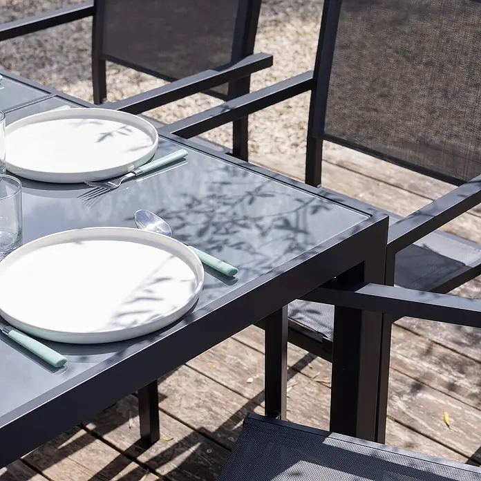 Happy Garden Gartentisch-Set CAGLIARI - Gesamtumfang: 9 -tlg., Aluminium - Dunkelgraues Metall- und Glas-Esstischset für draußen mit Stühlen, bereit zum Essen im Freien.