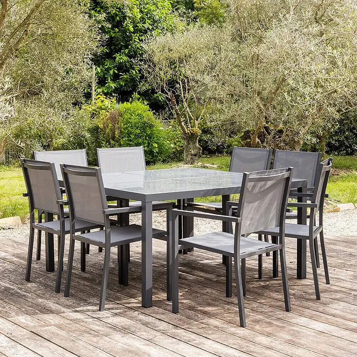 Happy Garden Gartentisch-Set CAGLIARI - Gesamtumfang: 9 -tlg., Aluminium - Graues Gartenmöbel-Set mit rechteckigem Tisch und acht Stühlen, auf Holzterrasse im Garten.