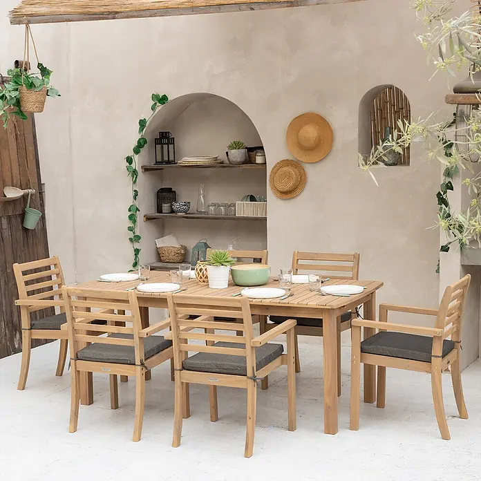 Happy Garden Gartentisch-Set PADAR - Gesamtumfang: 9 -tlg., Akazie - Outdoor-Essgruppe aus Holz mit sechs Stühlen und dunkelgrauen Kissen auf einer Terrasse.