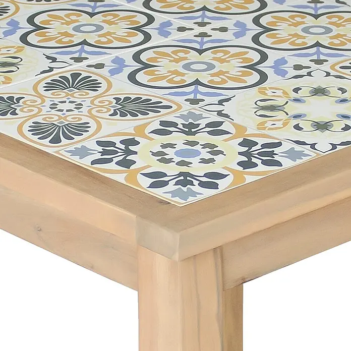 Set aus Gartentisch und -stühlen für 4 Personen aus Akazienholz und Keramik FARO -  - Tisch mit mehrfarbiger, mediterraner Fliesenplatte und hellem Naturholzrahmen.