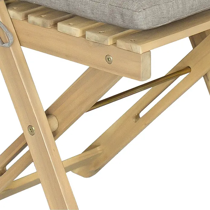 Happy Garden Gartentisch-Set BENAGIL - Gesamtumfang: 3 -tlg., Akazie - Nahaufnahme eines hellen Klappstuhls aus Holz mit grauem Kissen, zeigt das ineinandergreifende Holzgestell und die Metallstützstange.