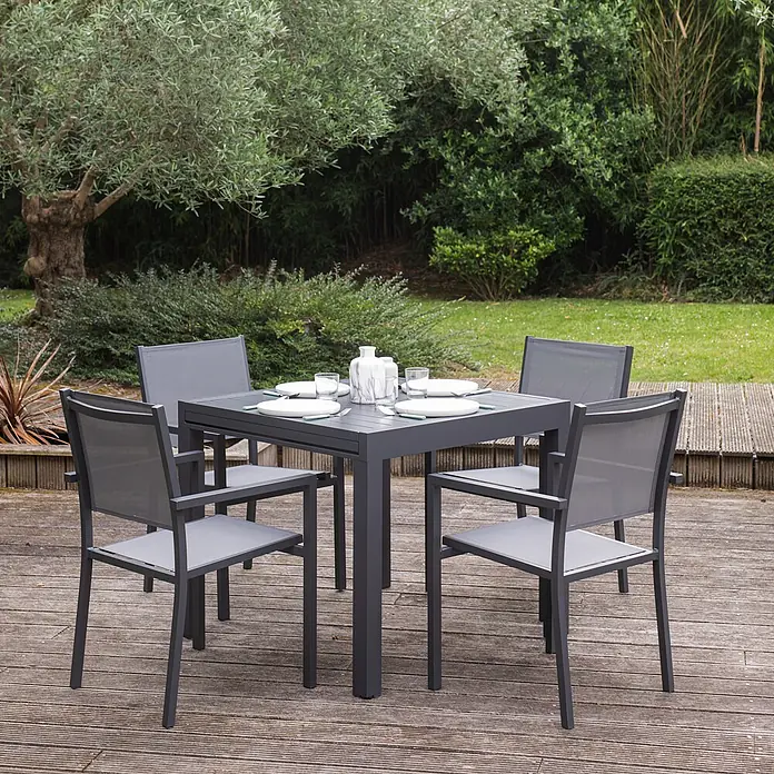 Happy Garden Gartentisch-Set VENEZIA - Gesamtumfang: 9 -tlg., Aluminium - Quadratische dunkelgraue Outdoor-Essgruppe aus Aluminium und Textilene mit vier Stühlen auf Holzterrasse.
