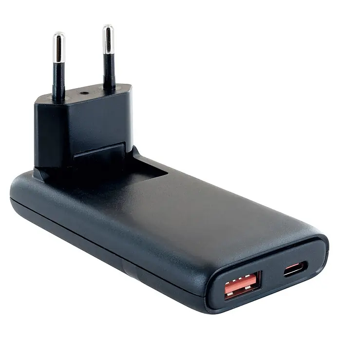Schwaiger USB-Ladeadapter 230V USB-A USB-C - Schwarz - Schwarzes kompaktes Netzteil mit zwei EU-Steckern, einem USB-A- und einem USB-C-Ladeanschluss.