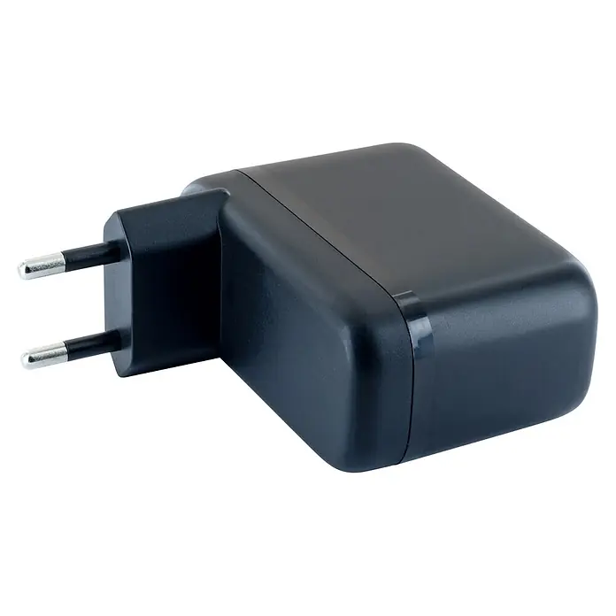 Schwaiger USB-Ladeadapter 230V Schnellladegerät 35W USBA, 2 x USB-C - Schwarz - Kompaktes schwarzes Netzteil mit zwei europäischen Steckerstiften.