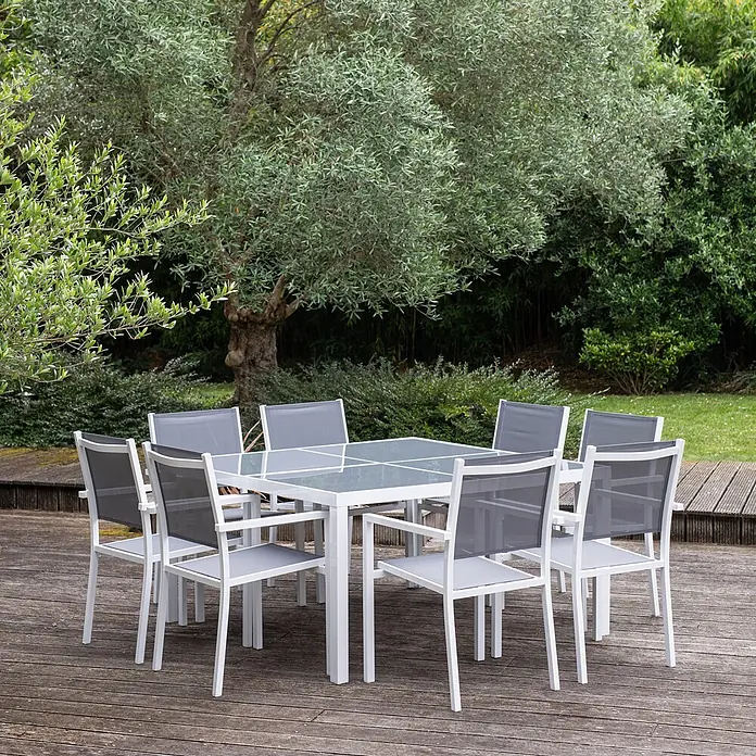 Happy Garden Gartentisch-Set CAGLIARI - Gesamtumfang: 9 -tlg., Aluminium - Weißes Aluminium-Gartenset mit grauen Stühlen und Glastisch auf Holzterrasse.