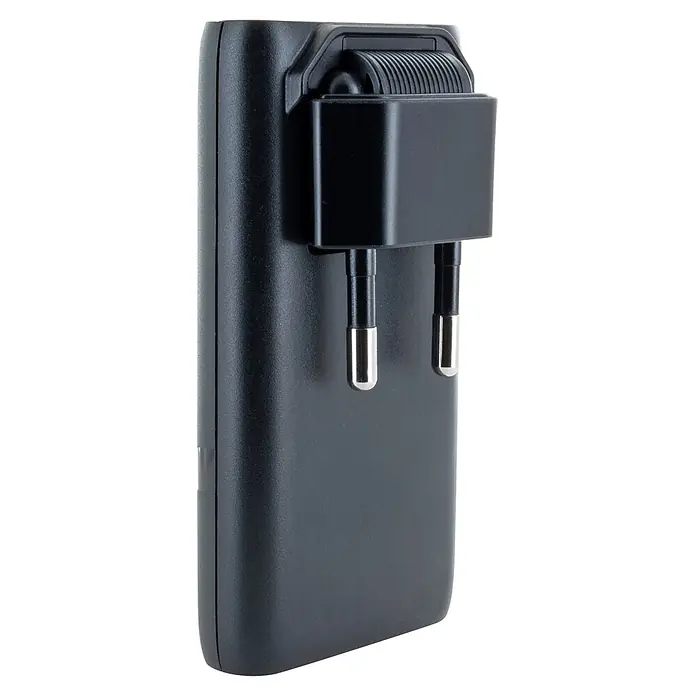 Schwaiger USB-Ladeadapter 230V USB-A USB-C - Schwarz - Schwarzes Kunststoff-Netzteil mit zwei Metallstiften für die Steckdose.