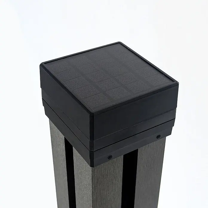 Home Deluxe Sichtschutzelement CALLUX COVER Menge: 1 - Kunststoff, Schwarz - Schwarze Solar-Pfostenkappe mit Solarpanel oben, auf einem dunkelgrauen Zaunpfosten montiert.