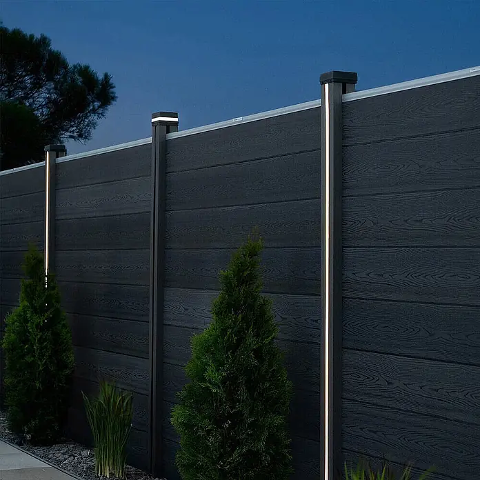 Home Deluxe Sichtschutzelement CALLUX COVER Menge: 1 - Kunststoff, Schwarz - Dunkler Kompositzaun mit integrierten vertikalen LED-Lichtstreifen und beleuchteten Pfostenkappen für Außenbeleuchtung.