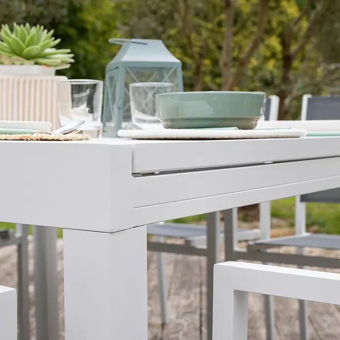 Happy Garden Gartentisch-Set VENEZIA - Gesamtumfang: 11 -tlg., Aluminium - Weißer Gartentisch mit Gedeck, bereit zum Gebrauch.