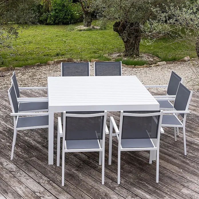 Happy Garden Gartentisch-Set VENEZIA - Gesamtumfang: 11 -tlg., Aluminium - Weiße Aluminium-Gartengarnitur mit rechteckigem Tisch und acht grauen Netzstühlen auf einer Holzterrasse.