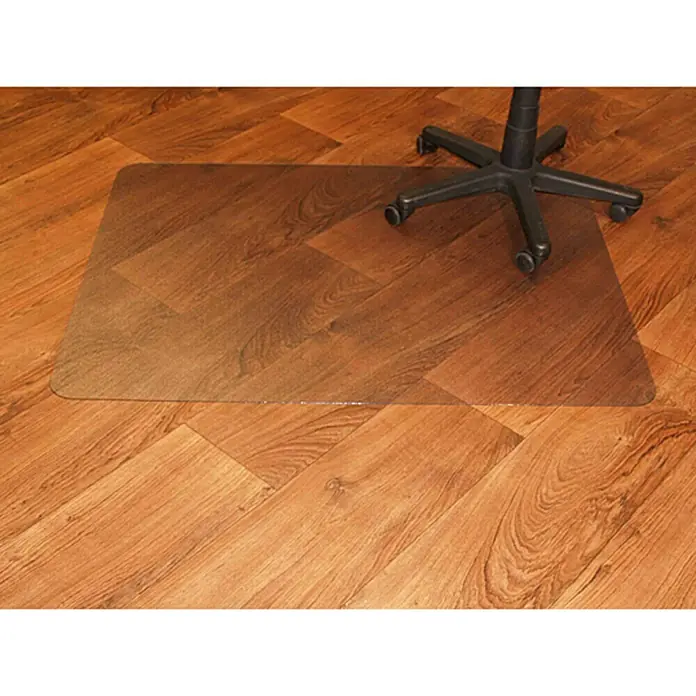 Fußbodenschutzmatte - 120 x 90 cm, Transparent, Kunststoff, Ohne Noppen - Bürostuhlmatte auf Holzboden. Die Matte schützt den Boden vor Kratzern und Abnutzung durch Bürostuhlrollen.