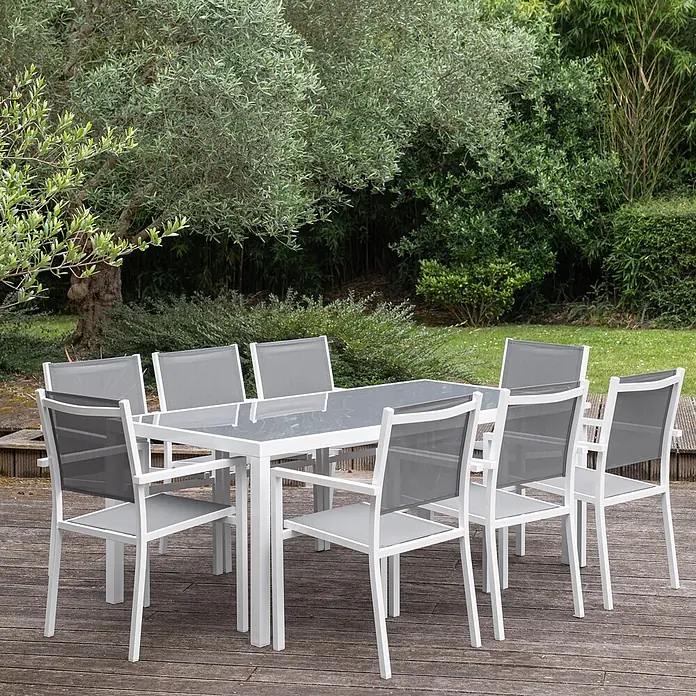 Happy Garden Gartentisch-Set BARI - Gesamtumfang: 9 -tlg., Aluminium - Weißes Aluminium-Gartenset mit Glastisch und acht Stühlen mit grauer Netzbespannung auf einer Holzterrasse.