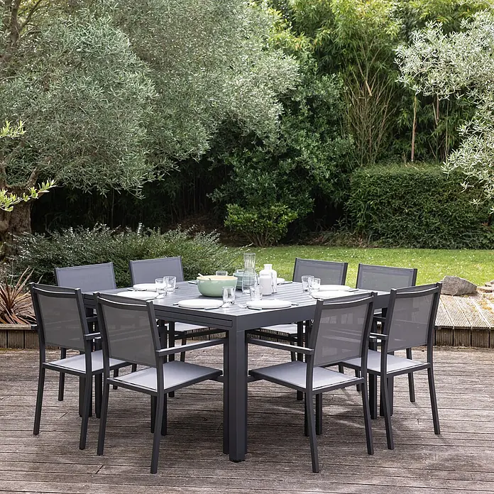 Happy Garden Gartentisch-Set VENEZIA - Gesamtumfang: 11 -tlg., Aluminium - Anthrazitgraues Outdoor-Essgruppe aus Metall mit quadratischem Tisch und acht Textilene-Stühlen auf einer Holzterrasse im Garten.