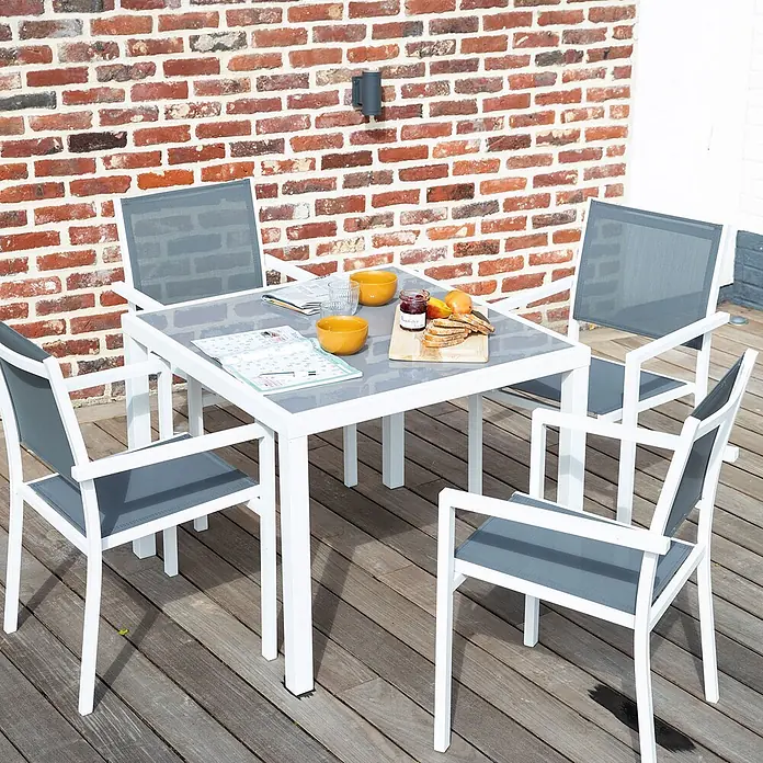 Happy Garden Gartentisch-Set BERGAMO - Gesamtumfang: 5 -tlg., Aluminium - Gartenset mit weißem quadratischem Tisch und vier Stühlen mit weißem Gestell und grauen Textilsitzen auf Holzterrasse.