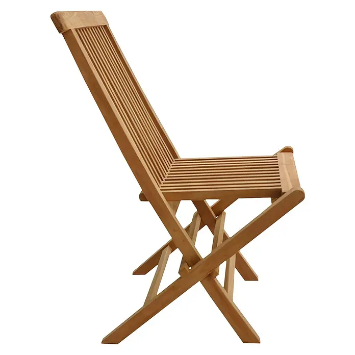 Teakholz-Gartenmöbel LOMBOK - ovaler ausziehbarer Tisch - 10 Plätze -  - Hellbrauner klappbarer Holzstuhl mit Lattenrücken und -sitz, von der Seite gesehen.