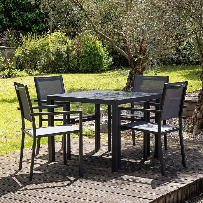 Happy Garden Gartentisch-Set BERGAMO - Gesamtumfang: 5 -tlg., Aluminium - Anthrazitfarbenes Outdoor-Essset mit quadratischem Glastisch und vier Netzstühlen auf einer Holzterrasse.