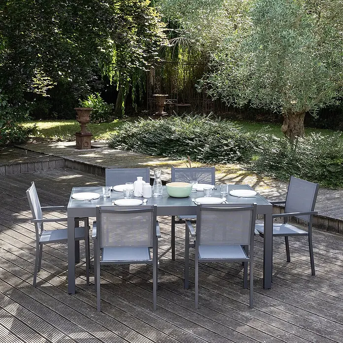 Happy Garden Gartentisch-Set VENEZIA - Gesamtumfang: 11 -tlg., Aluminium - Grauer Outdoor-Esstisch mit sechs passenden Stühlen auf einer Holzterrasse im Garten.