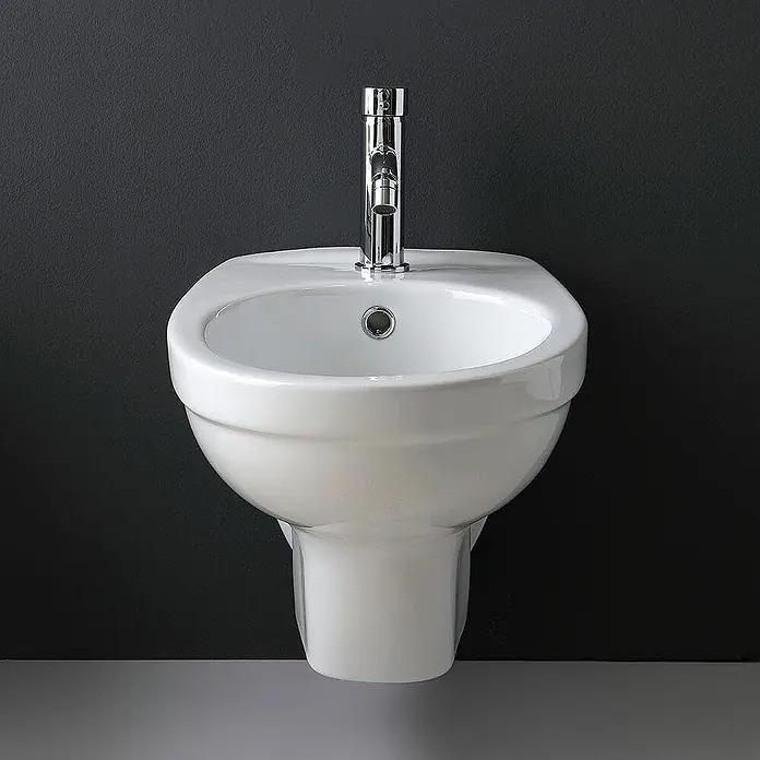 Kiamami Valentina Wand-WC-Kombination - Mit Spülrand, WC Abgang: Senkrecht, Weiß - Weißes Keramik-Wandbidet mit Chromarmatur.