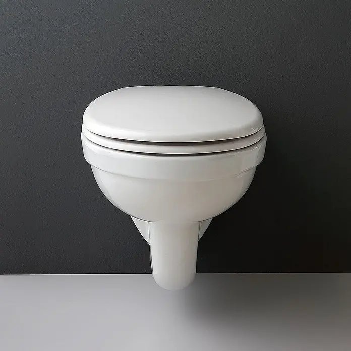 Kiamami Valentina Wand-WC-Kombination - Mit Spülrand, WC Abgang: Senkrecht, Weiß - Weißes, wandhängendes WC aus Keramik mit geschlossenem Deckel.