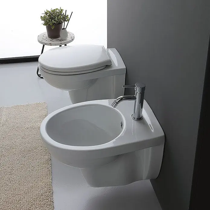 Kiamami Valentina Wand-WC-Kombination - Mit Spülrand, WC Abgang: Senkrecht, Weiß - Modernes weißes wandmontiertes WC und Bidet mit Chromarmatur.